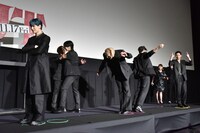 尻相撲対決の様子。