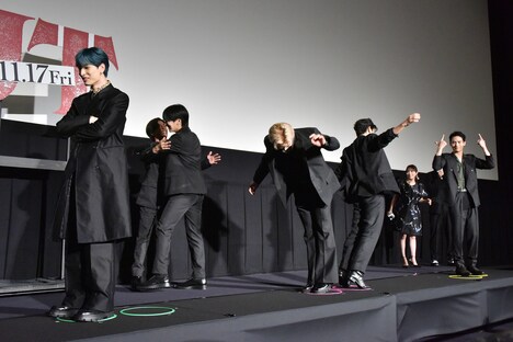 尻相撲対決の様子。