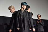 尻相撲対決の様子。