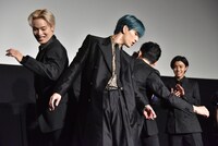 尻相撲対決の様子。