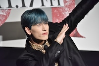 尻相撲対決で優勝した金城碧海（JO1）。