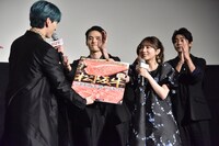 与田祐希（乃木坂46）から賞品の松阪牛を受け取る金城碧海（JO1）。