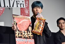 尻相撲対決の優勝賞品を持つ金城碧海（JO1）。