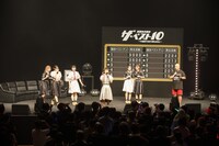 豆柴の大群とクロちゃん。（Photo by sotobayashi kenta）