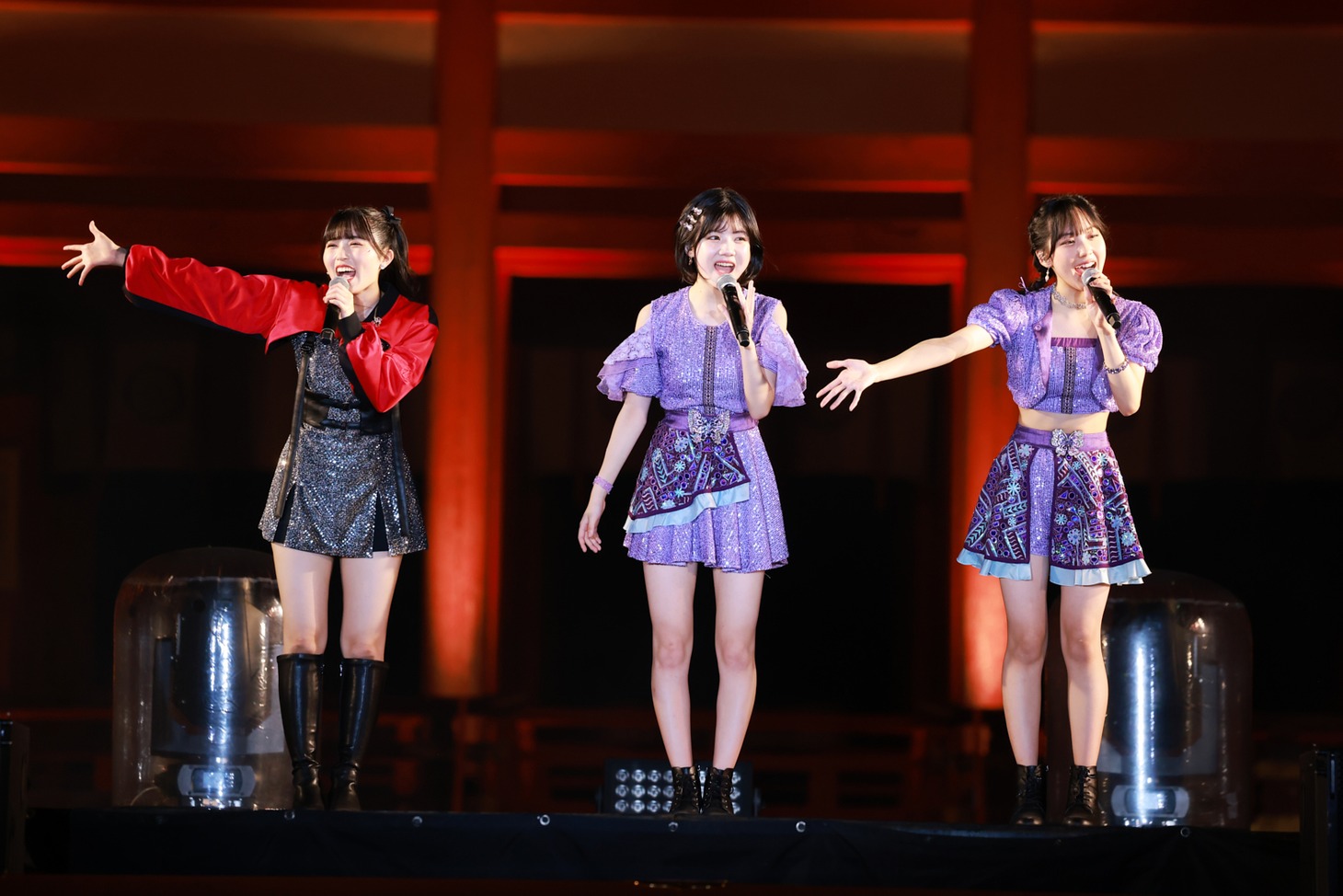 左から西田汐里（BEYOOOOONDS）、川嶋美楓（Juice=Juice）、江端妃咲（Juice=Juice）。