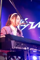 キーボードを演奏するイズキ。（Photo by TAMA［LiveYou］）