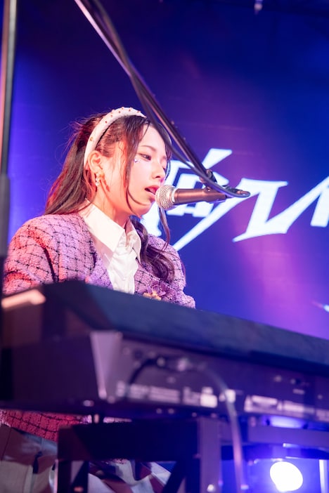 キーボードを演奏するイズキ。（Photo by TAMA［LiveYou］）