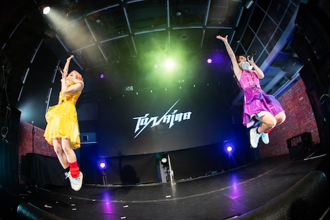 都内某所。左からミク、イズキ。（Photo by TAMA［LiveYou］）