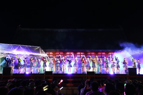 Juice=JuiceとBEYOOOOONDSが出演した「平安神宮 月音夜 ~京都名月コンサート2023~」の様子。