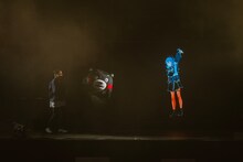 くまモンを見て喜ぶ星街すいせい。（Photo by TOYOHIRO MATSUSHIMA）