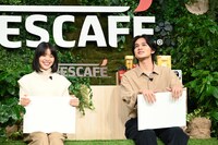 クイズの答えを考える岸井ゆきのと北村匠海（DISH//）。