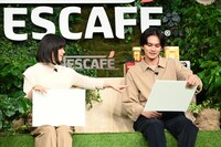 クイズの答えを相談する岸井ゆきのと北村匠海（DISH//）。