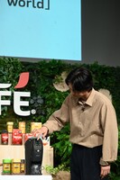 慣れた手つきでコーヒーメーカーを操作する北村匠海（DISH//）。