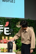 慣れた手つきでコーヒーメーカーを操作する北村匠海（DISH//）。