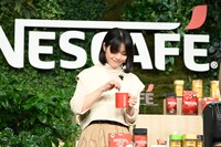 ネスカフェをかき混ぜる岸井ゆきの。