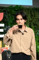 ネスカフェを飲む北村匠海（DISH//）。