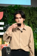 ネスカフェを飲む北村匠海（DISH//）。