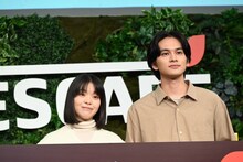 左から岸井ゆきの、北村匠海（DISH//）。