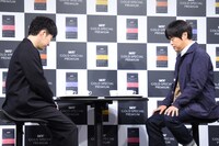 運ばれてきたコーヒーと向き合う星野源とバカリズム。