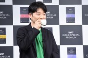 コーヒーを試飲する星野源。