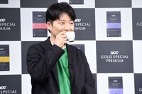 コーヒーを試飲する星野源。