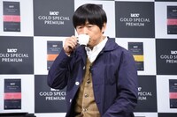 コーヒーを試飲するバカリズム。