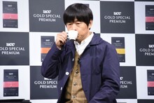 コーヒーを試飲するバカリズム。