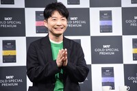 拍手をする星野源。