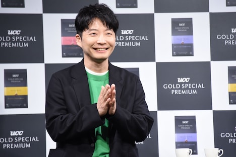 拍手をする星野源。