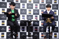 フリップに答えを書き込む星野源とバカリズム。