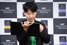 フリップに答えを書き込む星野源。