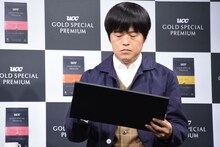 フリップに答えを書き込むバカリズム。