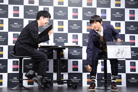 「靴がスパン！と履けた」状況を説明するバカリズム（右）と、爆笑する星野源（左）。