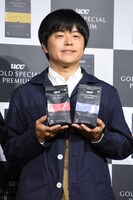 コーヒーを手にするバカリズム。