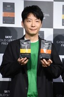 コーヒーを手にする星野源。