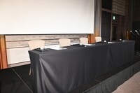 会見前の会場。