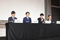 左から山田将之弁護士、井ノ原快彦、東山紀之、木目田裕弁護士。