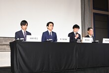 左から山田将之、井ノ原快彦、東山紀之、木目田裕。