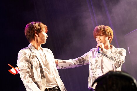 551の肉まんを買えなかったTAKA（左）と、買えた春斗（右）。