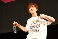 缶バッジをアピールする春斗。