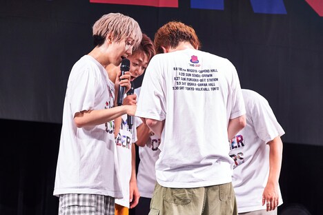 春斗のズボンの中を覗き込む4人。