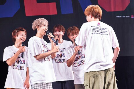 客席に背を向けた状態で立つ春斗（右）と、パンツを確認しようと集まる4人。