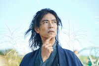 撮影中の堺雅人。