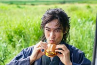 撮影中の堺雅人。