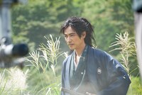 撮影中の堺雅人。