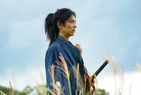 撮影中の堺雅人。