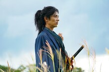 撮影中の堺雅人。