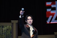 「盛り上がってるかー!!」と煽り、客席にマイクを向ける戸塚純貴。