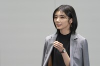 撮影中の藤吉夏鈴（櫻坂46）。