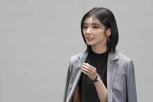 撮影中の藤吉夏鈴（櫻坂46）。